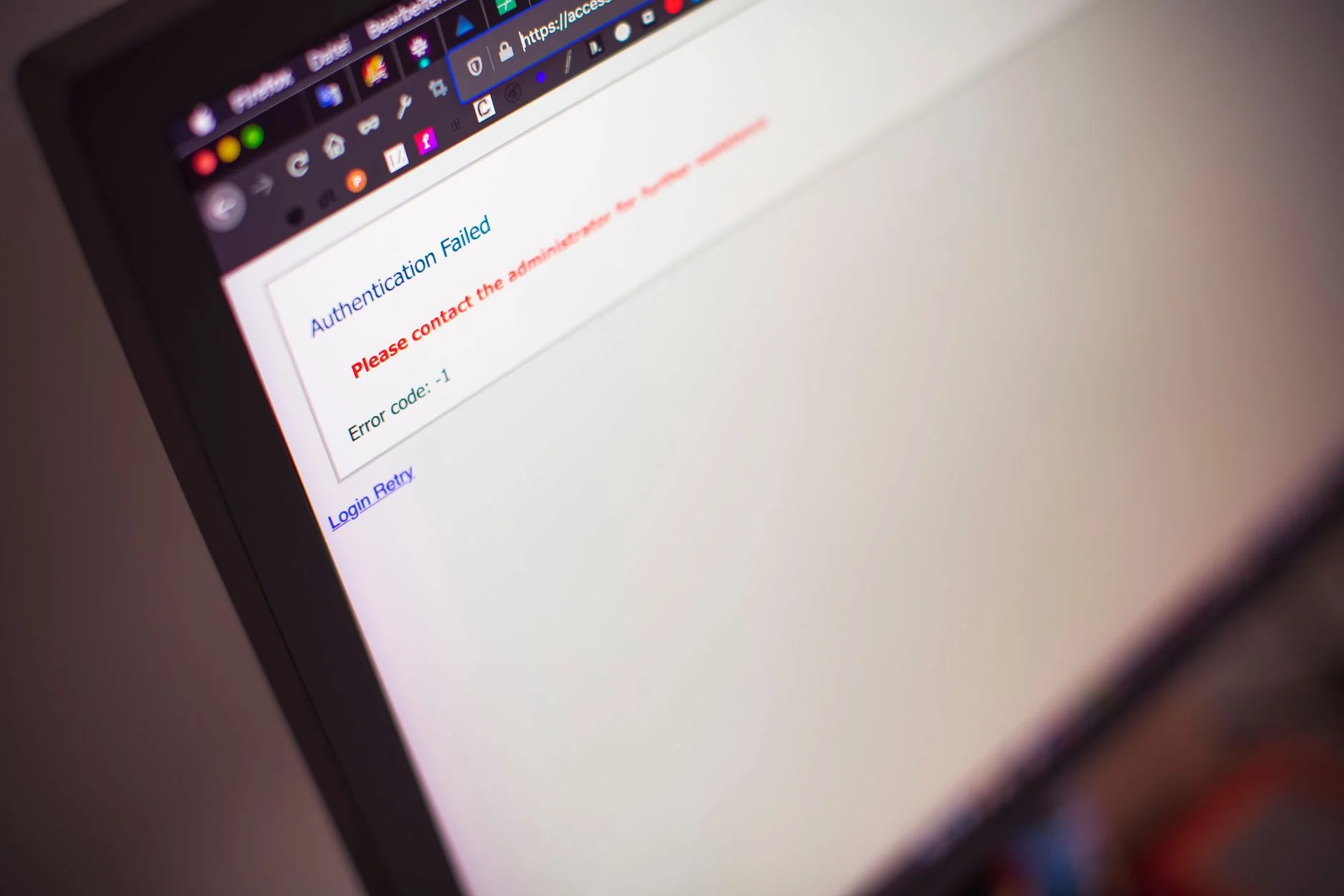 Close-up of a computer screen displaying an authentication failed message. — Foto: Markus Spiske / Pexels